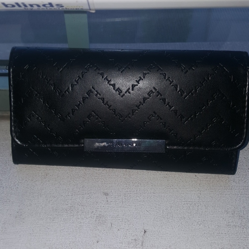 Tahari wallet